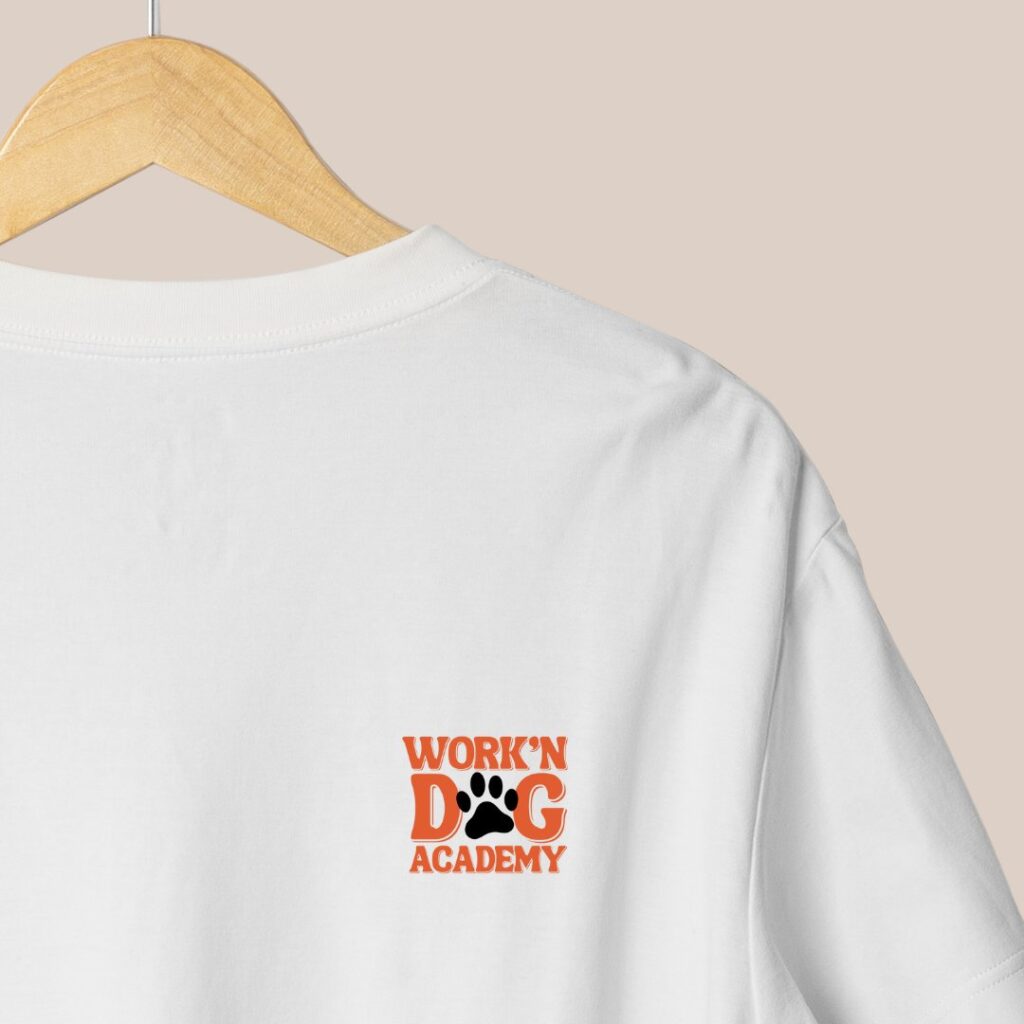 Logo Work’n Dog Academy imprimé sur un t-shirt blanc.