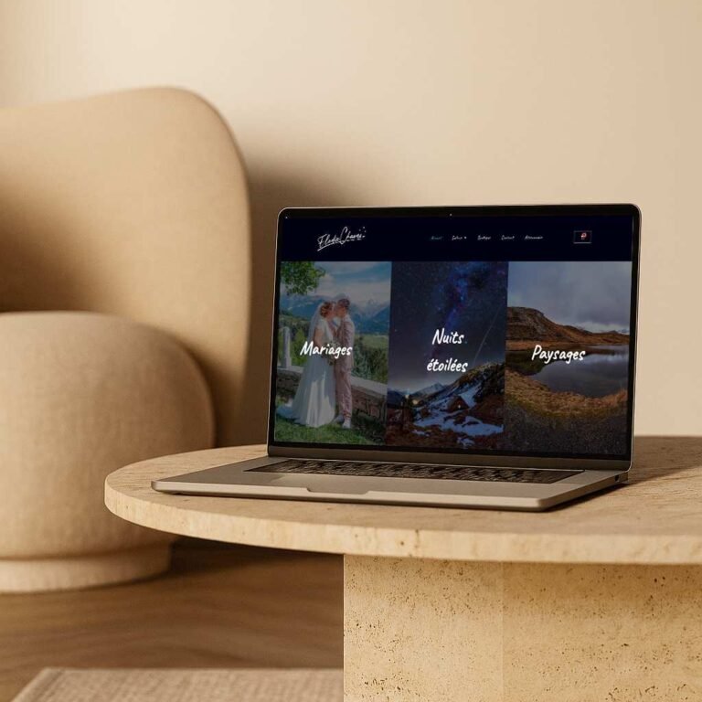 Ordinateur portable sur une table, affichant un site web de photographe avec catégories mariages, nuits étoilées et paysages.
