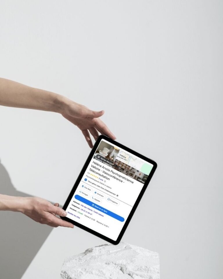 Présentation d’une fiche Google My Business d’une psychopraticienne, affichée sur une tablette.