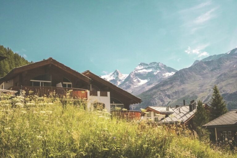 Chalet en bois face aux montagnes enneigées, hébergement touristique en station